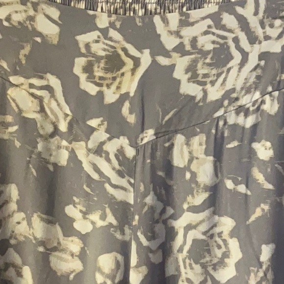 Jack by BB Dakota Blueish-Gray Wide Leg Boho Resort Floral Pants ~ Size Medium - Picture 8 of 13